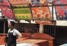 woman_waiting_cameroun